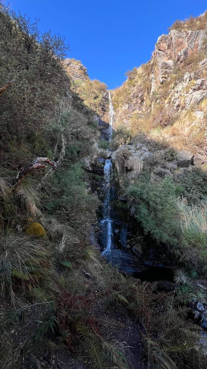 Los Chorros - cascada entre el monte